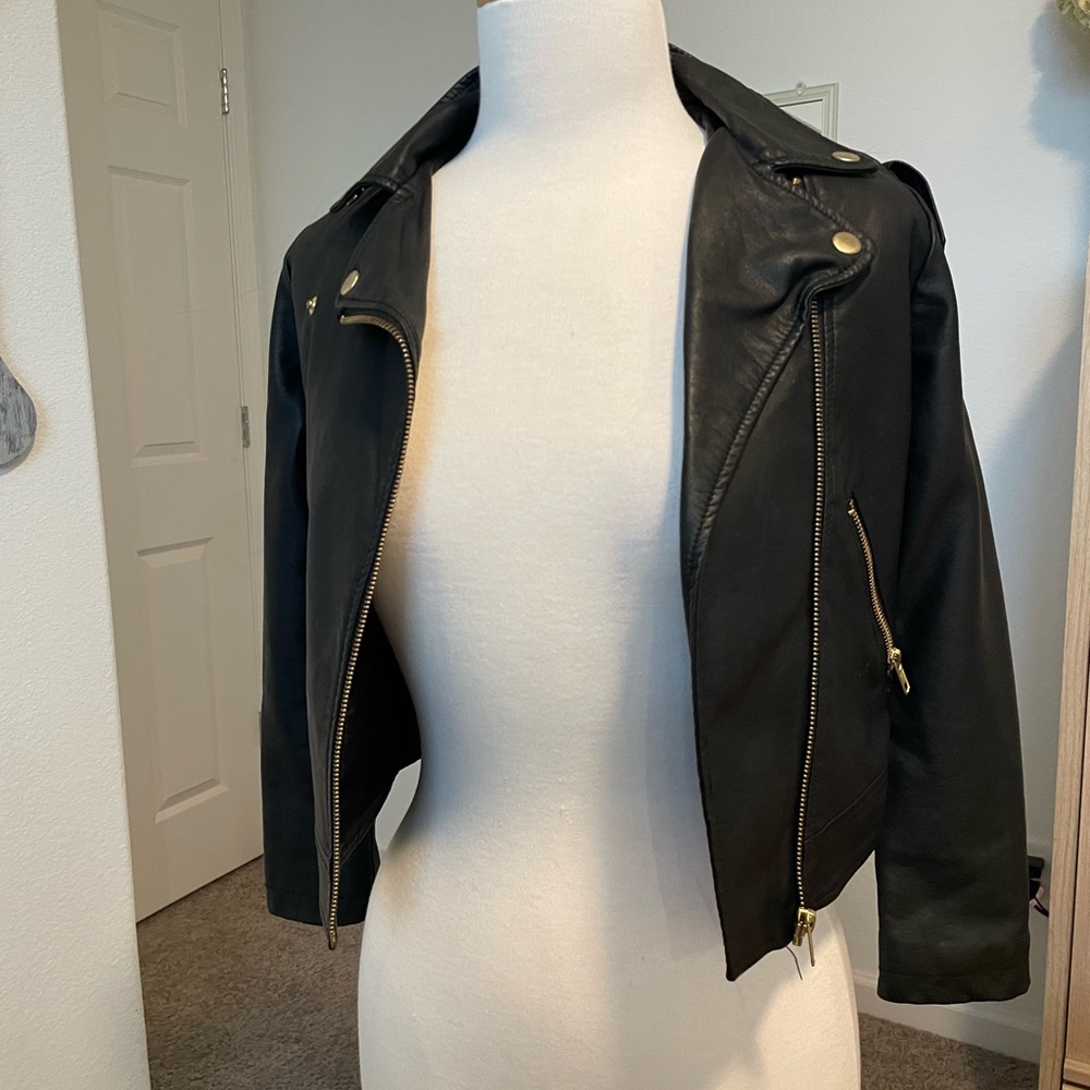 Forever 21 girl’s black faux leather Moto biker jacket size 9/10